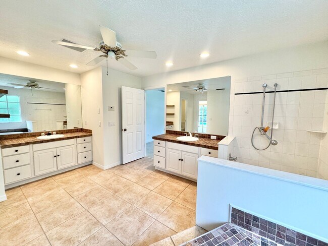 Building Photo - ** BERKSHIRE LAKES ** 3 BED + DEN / 2.5 BA...