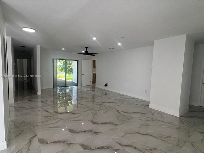 Building Photo - 810 NW 31st Ave