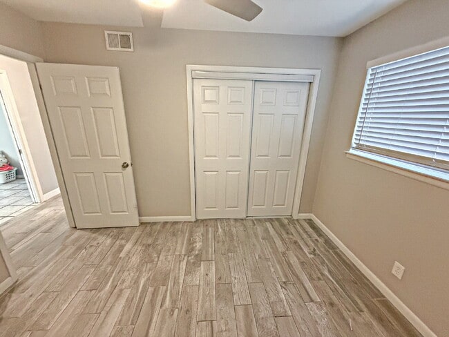 Building Photo - 4230 Havenview Dr