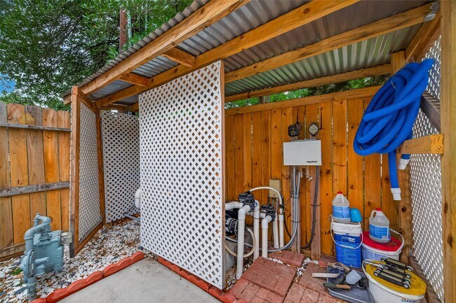 Building Photo - 5666 Overbrook Ln