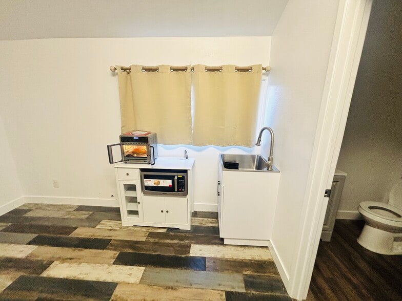 Building Photo - 152 W Tenth St