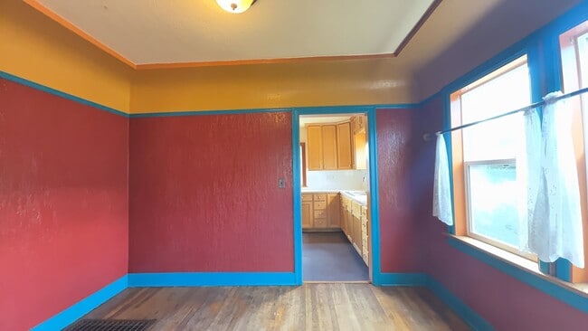 Building Photo - Pre-Leasing for August - 8Bed/2Bath House