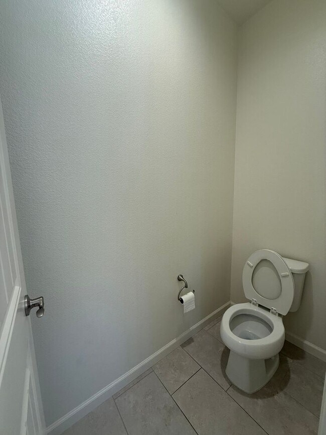 Building Photo - Spacious 3 bed 2.5 bath available in North...