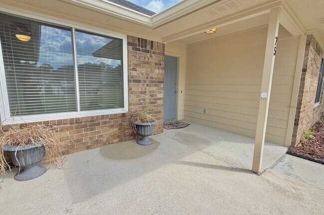 Building Photo - AVAILABLE NOW! (Pet Friendly)