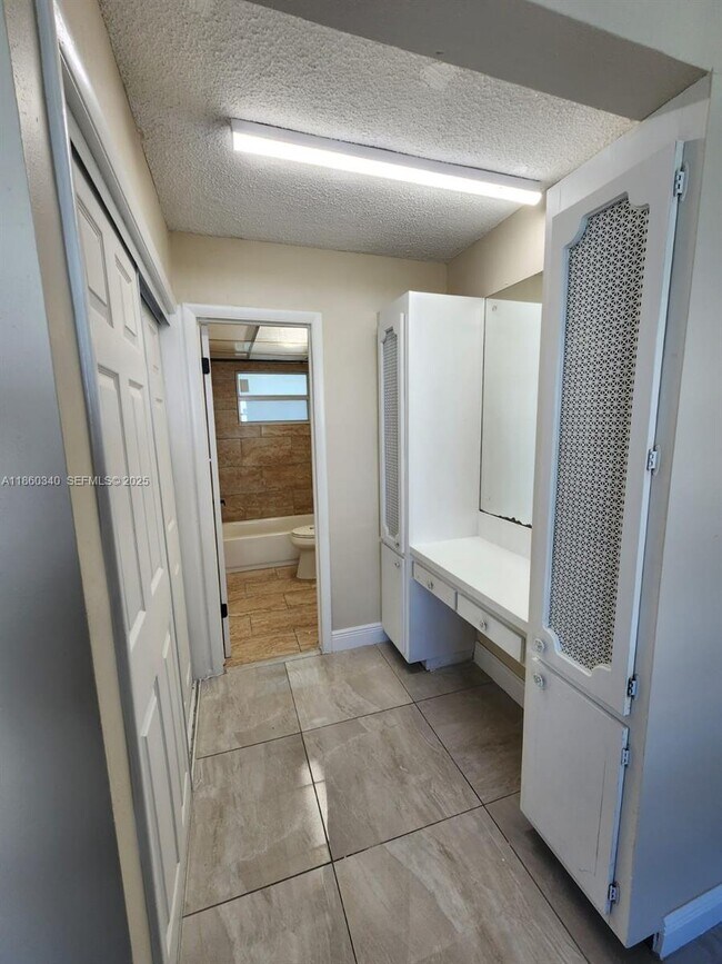 Building Photo - 1400 NW 43 Terrace