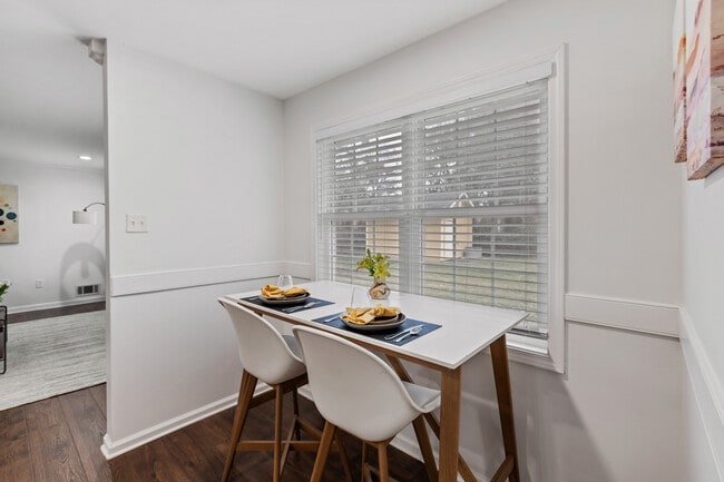 Building Photo - 6864 Aspenhill Dr