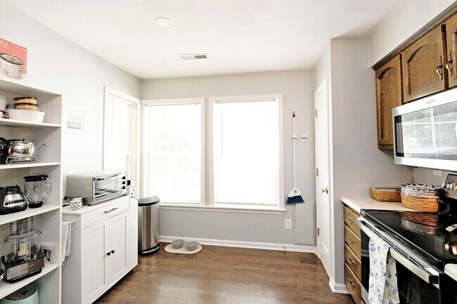 Building Photo - Pet-Friendly Forest Lakes North Townhome