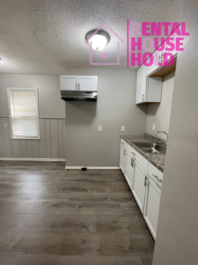 Building Photo - NEW LISTING | 2 BEDS 1 BATH | BASEMENT | G...