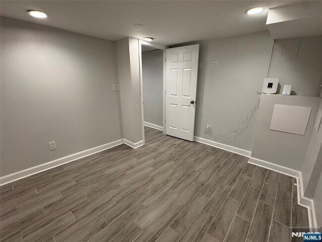 Building Photo - 2 Woodside Ave