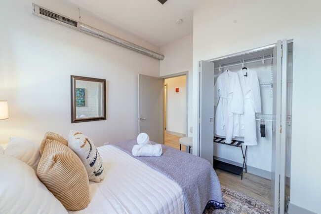 Building Photo - 1954 W North Ave