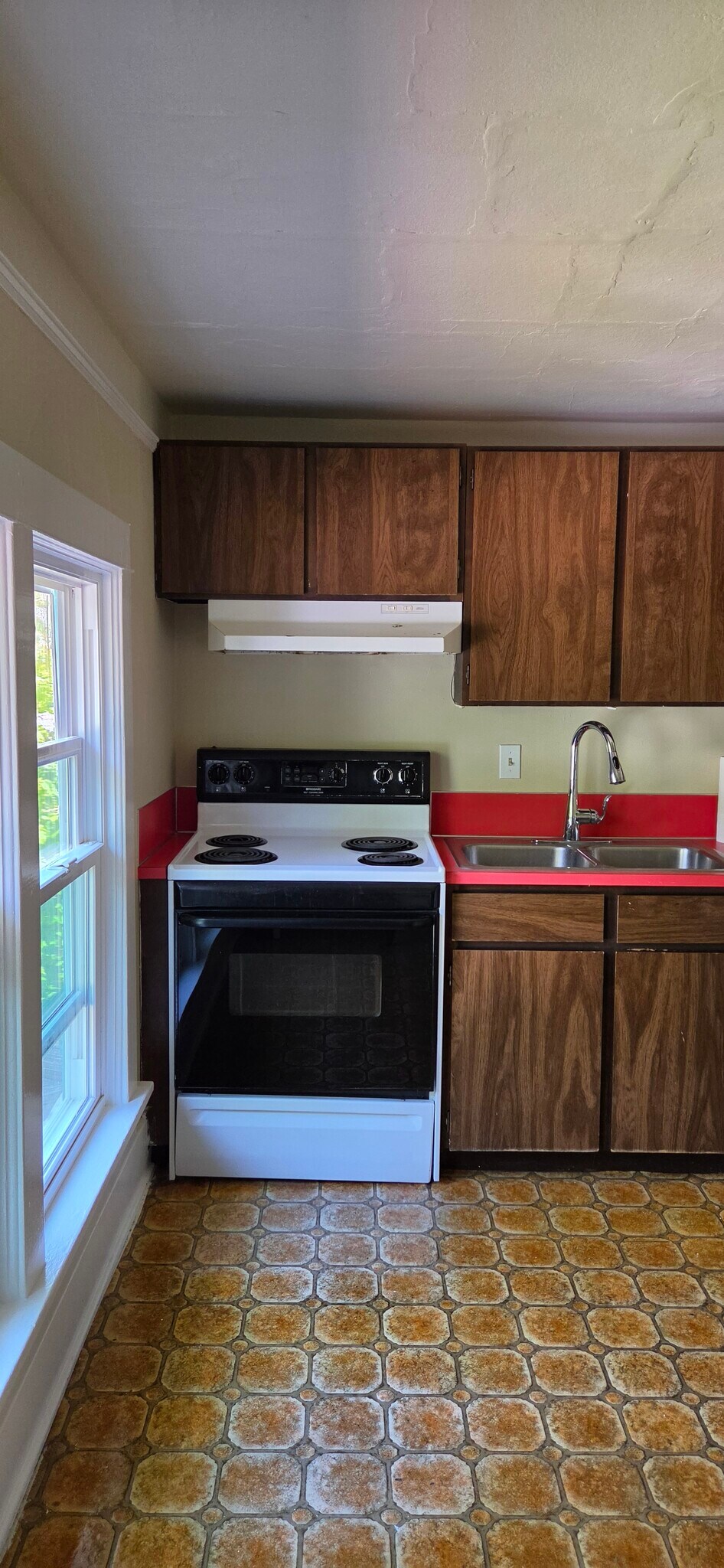 Oven and range - 540 NW 14th St