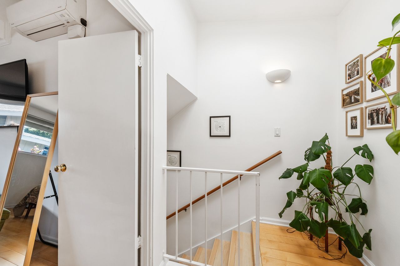 Upstairs hall - 4040 Grand View Blvd