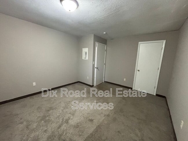 Building Photo - 739 Trumbull St