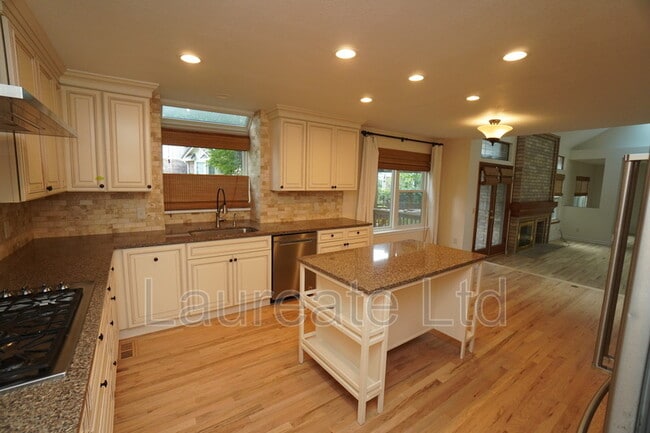 Building Photo - 1702 W Dry Creek Rd