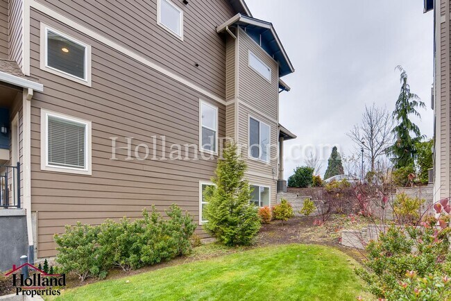 Building Photo - Stunning 3 Bedroom 2.5 bath Townhome in Hi...
