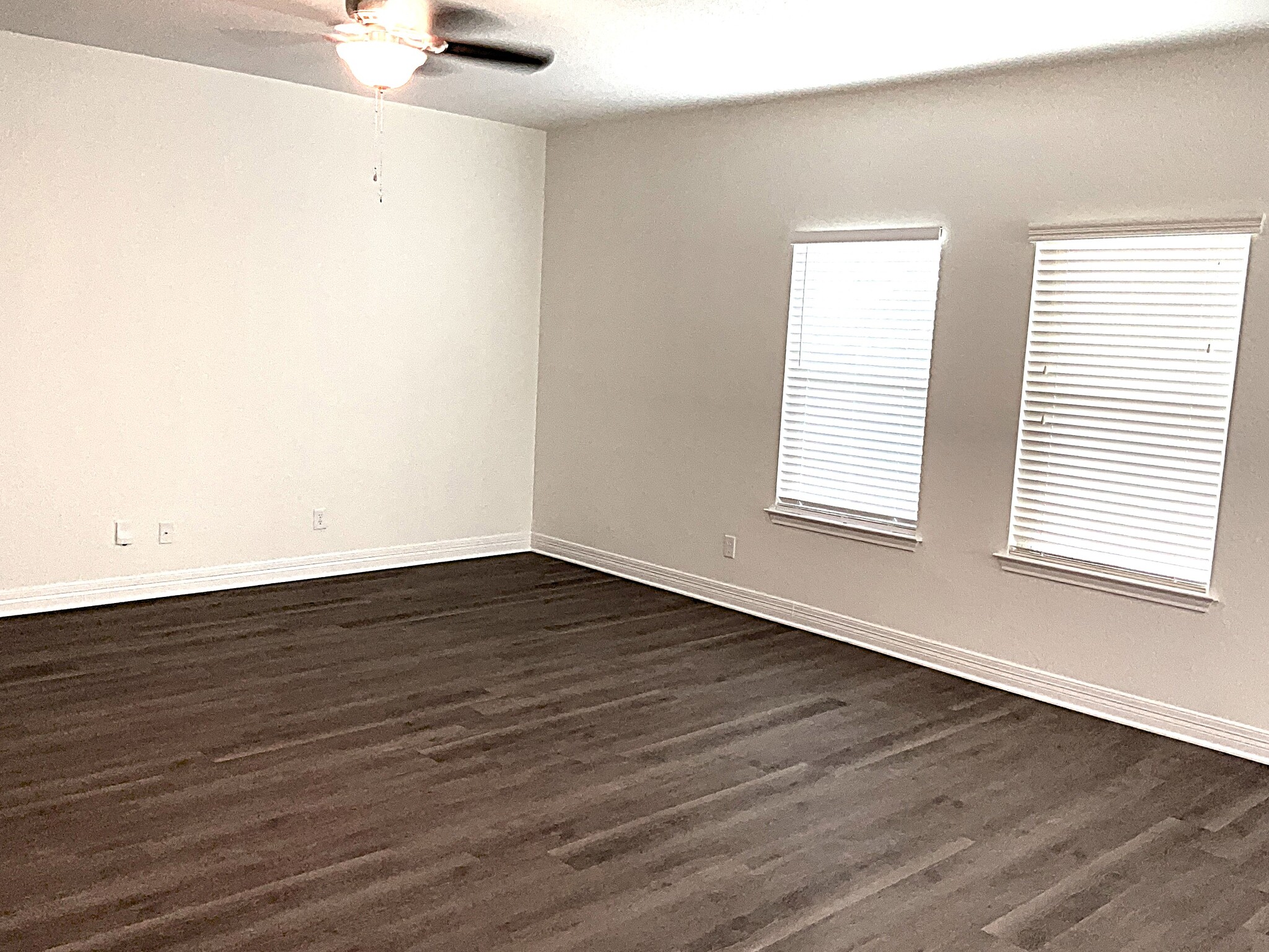 Building Photo - 736 Community Dr