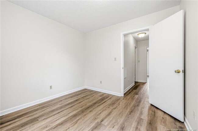 Building Photo - 302 W 6th Ave
