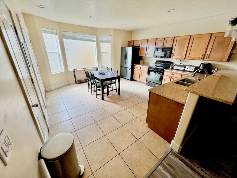 Building Photo - 172 W Barry Links Way