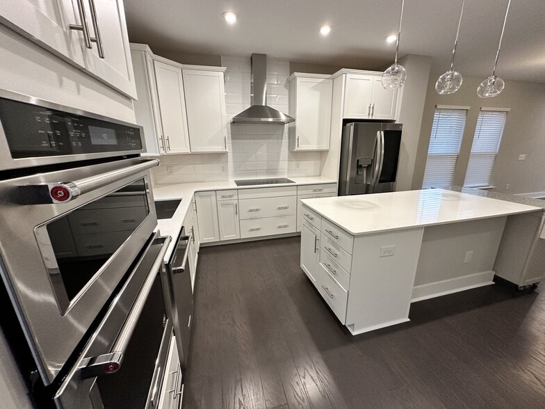 Building Photo - 16042 Roscoe Ln