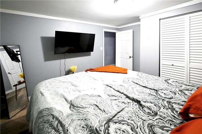 Building Photo - 539 Paines Ave NW