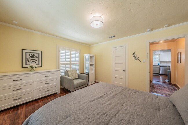 Building Photo - 2157 W Lotus Ave
