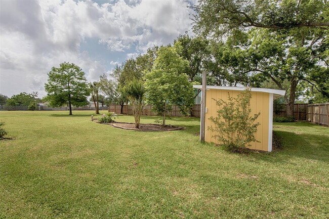 Building Photo - 2569 Cliff Dr