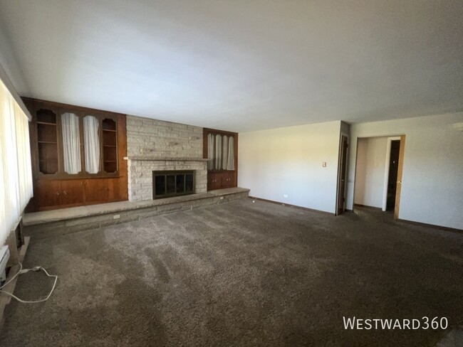 Building Photo - Large Two Bed One Bath in River Forest