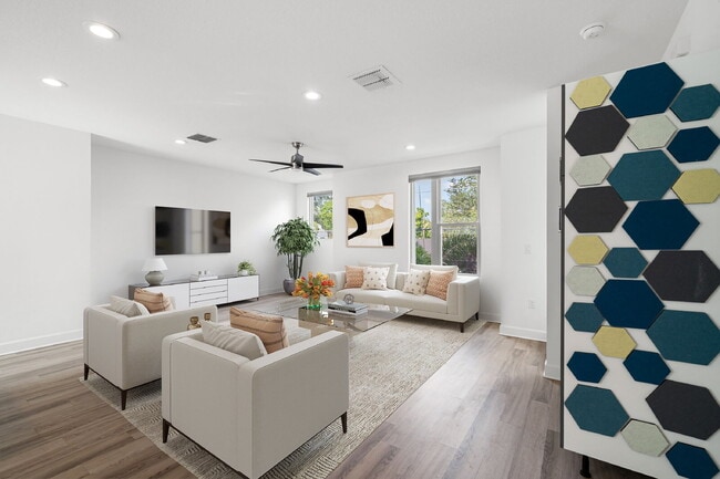 Building Photo - BEAUTIFUL Townhome For Rent in Downtown St Petersburg!