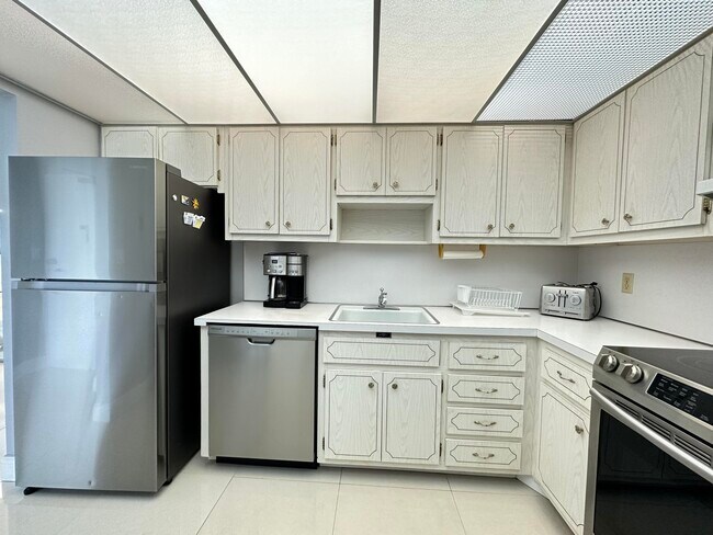 Building Photo - 1985 S Ocean Dr