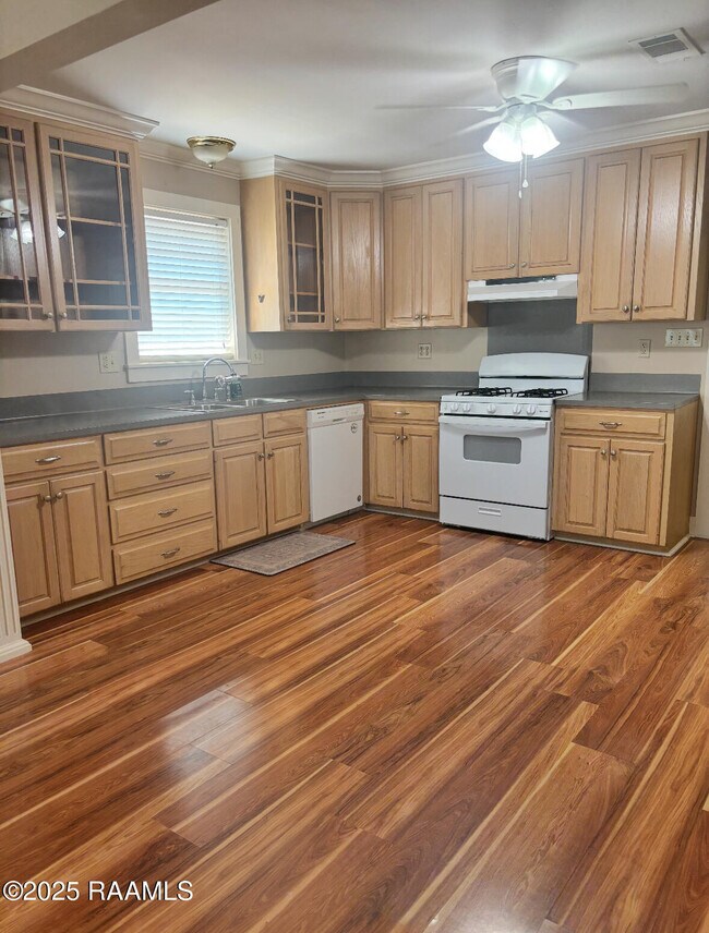 Building Photo - 121 Oak Crest Dr