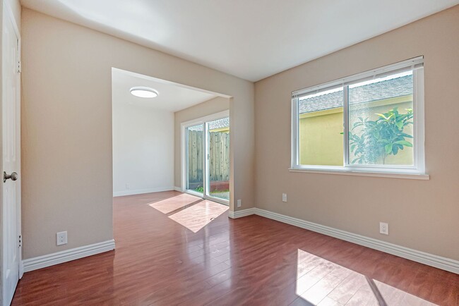 Building Photo - BEAUTIFUL REMODELED TWO STORY TOWNHOME IN ...