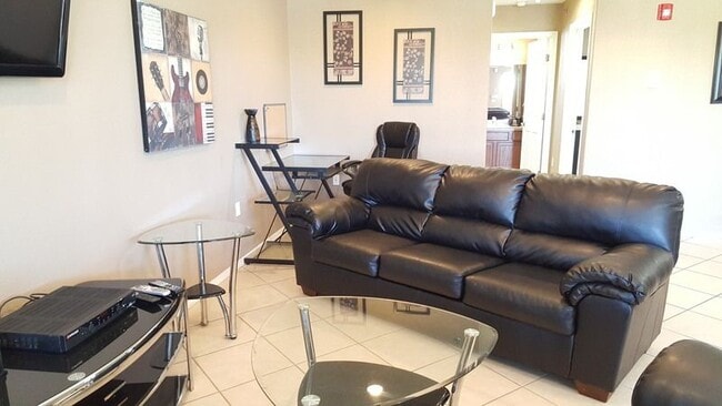 Building Photo - Pinon Bluffs Executive Suite Fully Furnished