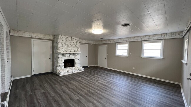 Building Photo - 3-Bedroom just waiting for you !