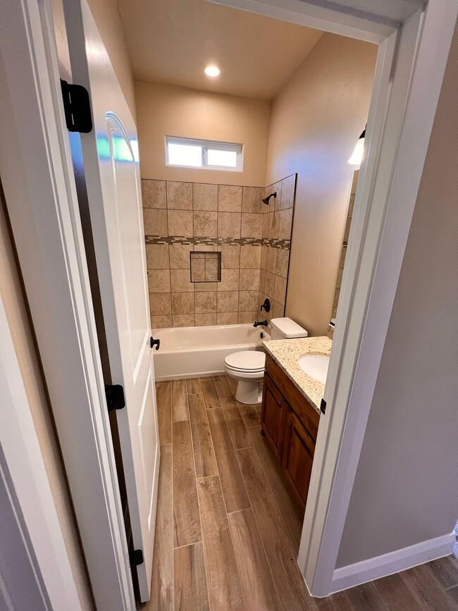 Building Photo - Townhome in Hurricane