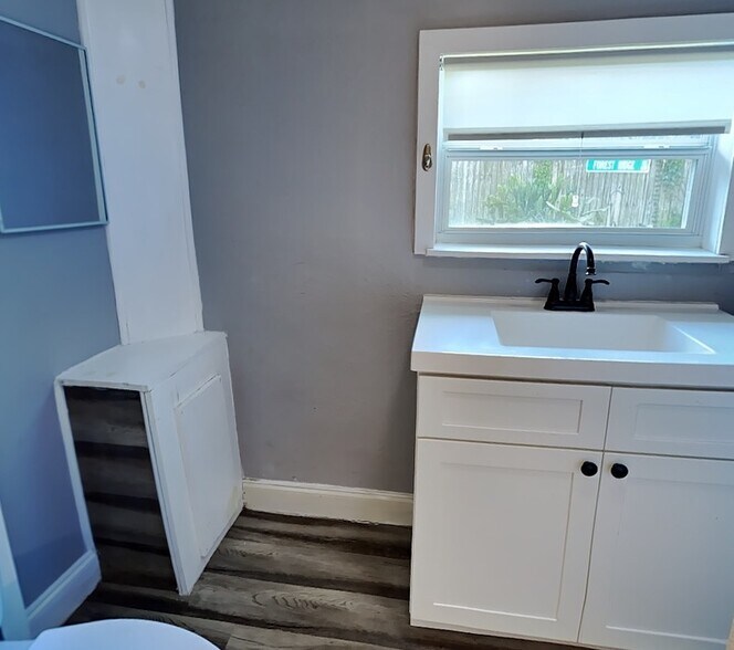 Building Photo - 1208 Francis Ave