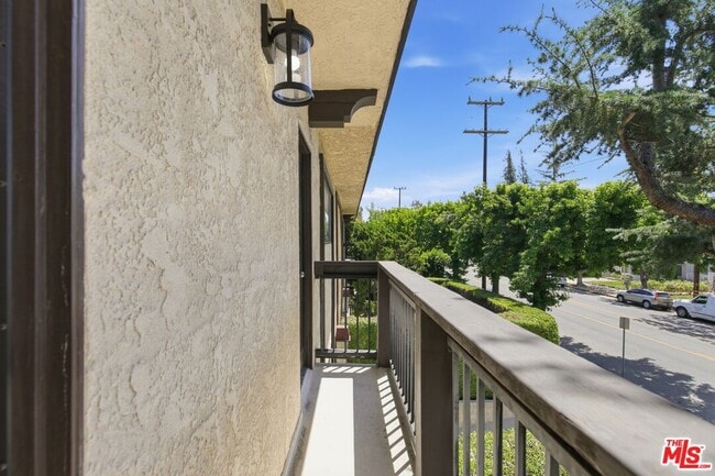 Building Photo - 13025 Moorpark St