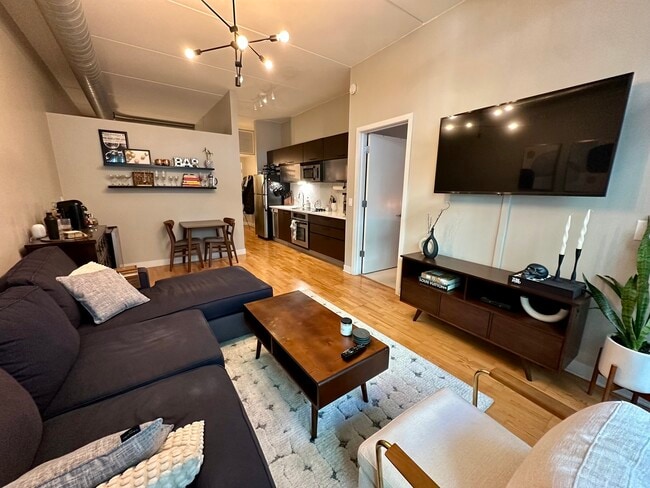 Building Photo - 660 W Wayman St