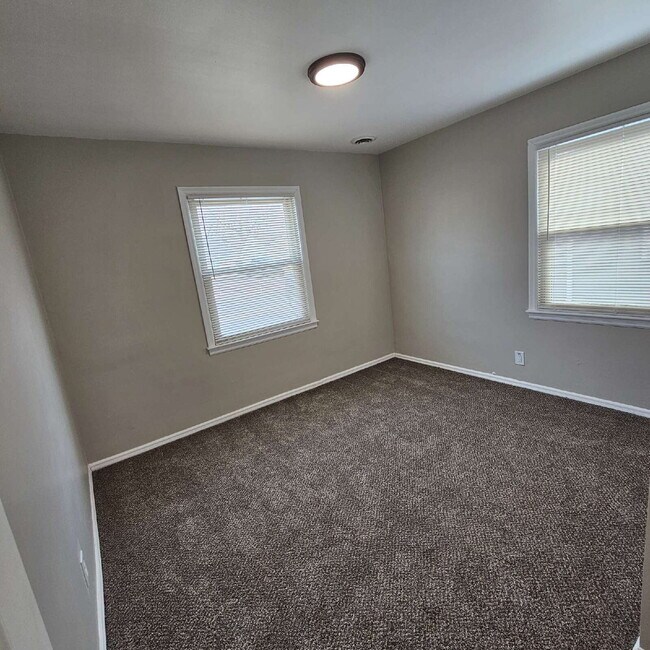 Building Photo - 3 Bedroom Ranch Completely Renovated - New Flooring, Doors and Fixtures, New Bathroom, New Kitche...