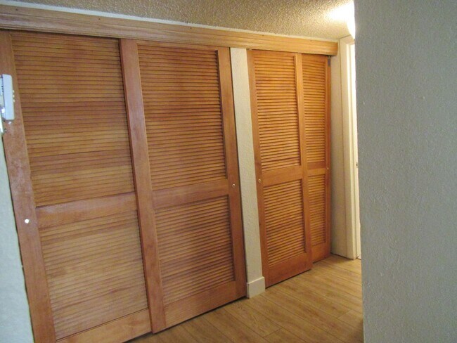 Building Photo - Adorable main floor 1 bed unit