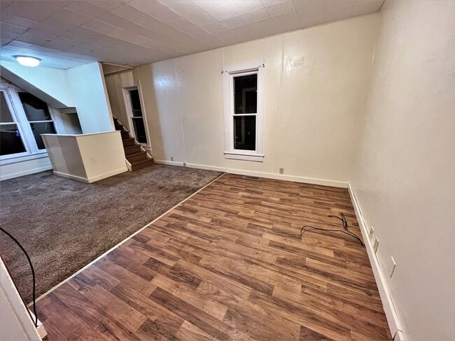 Building Photo - 208 E 10th- 2 bedroom house