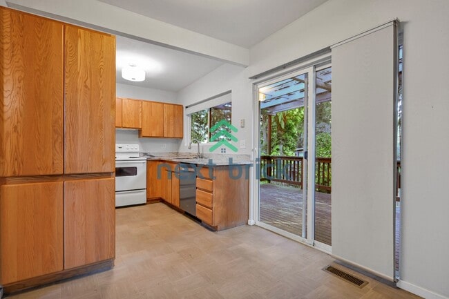 Building Photo - Welcome to this beautifully located 4-bedroom, 2-bath