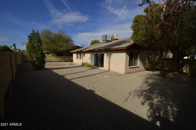 Building Photo - 2107 W El Alba Way