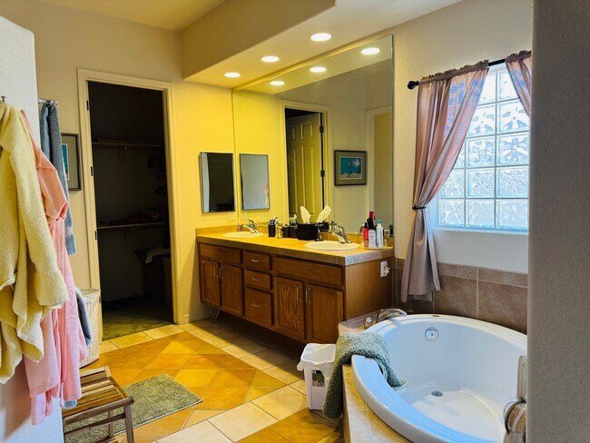 Building Photo - Golf Course Vacation Rental in Laughlin Ranch – 2BD/3BA