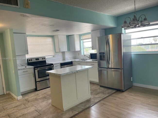 Building Photo - 16410 Miami Dr