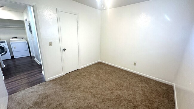 Building Photo - 303 S Lipona Rd