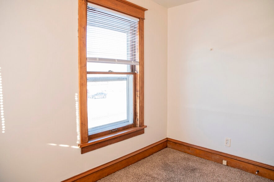 Building Photo - 609 5th Ave