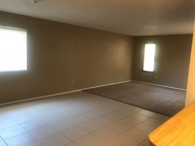 Building Photo - Centrally located 3 bedroom condo