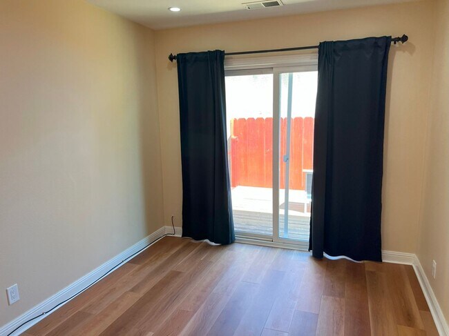 Building Photo - Beautiful 4bd/2ba in desireable neighborho...