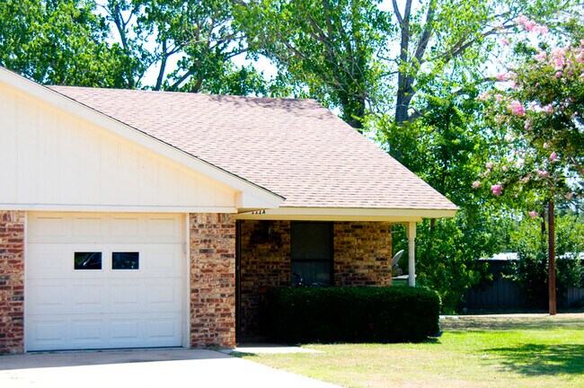 Building Photo - 111 Willow Ln