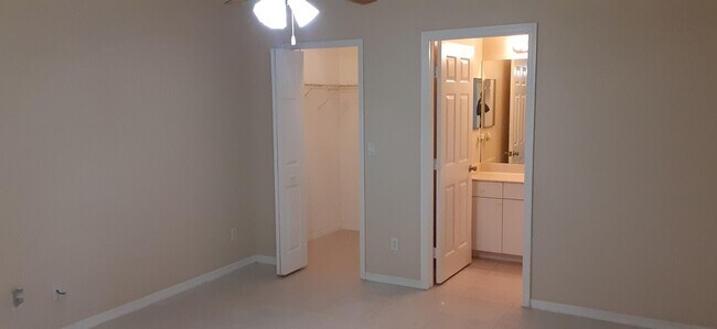 Building Photo - 461 SW Carmelite St